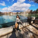 María Gabriela de Faría Instagram - Dios me ama. Es una frase que repito bastante. No se cuando empecé a decirla. Cada vez que me hago consciente de alguna bendición, una “casualidad” feliz, reconozco de donde viene y lo digo en voz alta: “Dios me ama”. Y se lo digo a mis amigos, también, cuando reconozco sus “casualidades felices”. Crecí en colegio católico y en el proceso, en la dogma, en la culpa, en el humano metiendo su mano, “perdí” a Dios. Me parecía poco inteligente la Fe. Poco científico todo. Me parecía débil necesitar a algo más grande que yo para sobrevivir. Ahora mismo me parece todo lo contrario. Eventualmente necesité a Dios. Lo busqué en un montón de lugares donde no lo encontré. Lugares espiritualmente “cool”. No quería decirle Dios, “universo” me parecía más elevado 😅. Así que hice el esfuerzo consciente de volverme a adueñar de la palabra y quitarle el tabú autoimpuesto. Y resulta que aunque yo “perdiera” a Dios, Dios no me perdió a mi. El nunca pierde a nadie y nadie nunca está perdido del todo. Dios me ama y te ama. Y el pana es super cool. Y te lo digo y me lo digo, porque soy humano y se me olvida. Contar las bendiciones, las “Diosidencias” como dice Sindy (@soypandoracr ), decirlas en voz alta, ha sido la herramienta más efectiva para verlo en todos lados. Y una vez lo ves, como dicen por ahí, no puedes dejar de verlo. 📸 de @elomat1 a quien le repetí la frase un millón de veces en los últimos 20 días ❤️ Madrid, Spain
