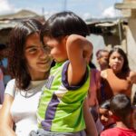 María Gabriela de Faría Instagram - Somos #MadeInPetare Petare es un barrio en Caracas, ciudad donde nací y me crie. Petare es el barrio donde nació y creció mi madre. Petare es uno de los barrios más grandes del planeta y uno de los más peligrosos del mundo. En Petare hay miles de niños que no tienen recursos para comer, muchos de ellos, ni una vez al día. Por eso @unparporunsueno y @madeinpetare existen. Ambas organizaciones trabajan en conjunto para alimentar a cientos de niños diariamente en los distintos comedores que tienen en todo Petare. [Aunque su labor es mucho más extensa] Hoy me siento muy honrada de anunciarles que a partir de hoy soy madrina del comedor Las Casitas. Esto significa que tengo mucho trabajo por hacer para asegurarme que los niños de este comedor tengan acceso a comida, salud, educación y entretenimiento constructivo. Pero por ahora, solo les pido que le echen un ojo a @unparporunsueno y a @madeinpetare ❤️ Porque todos podemos ser un súper héroe para nuestros niños que tanto nos necesitan 🦹🏻‍♀️
