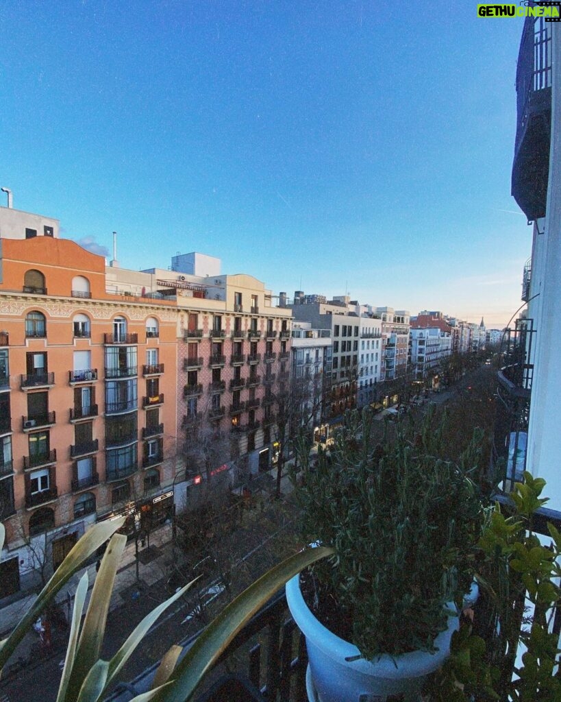 María Gabriela de Faría Instagram - Tengo el corazón tan lleno que si me quito los zapatos floto ❤️ “… and in the end, the love you take is equal to the love you make” Madrid, Spain