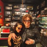 María Gabriela de Faría Instagram – El regalo de la expansión creativa.

@elomat1 nos llevó a conocer @wildesunglasses .
A saludar a su amigo Cao de quien tanto nos ha hablado.
Cao tiene un espacio artístico impresionante.
No hace lentes, hace amuletos. 
De los que te pones y son los lentes de sol más cool del planeta, y de los que te llevas pegados al alma.

Pasamos un rato largo admirando a Cao, su proyecto, su espacio, su historia, sus Wild Music Sessions, y salimos elevados.

Llegamos a casa de Elo y Chris cogió el piano y se puso a tocar.
Chris nunca había tocado el piano en diez años que tengo viviendo con el. 
Yo hice algunos garabatos con los marcadores de Martin.
Parece poco pero no es. 
Es el resultado de conectar con la energía pura de la fuente, de seguir la corriente de las antenas que nos unen y de abrirnos.
Que no es fácil.

Que vivan los amigos como @elomat1 que procuran la expansión cultural y energética.
Que viva Cao y su necesidad agobiante de crear magia.
Que viva la vida.

Como dice @valerielollett , el juego cada vez se pone mejor ✨ Madrid, Spain