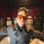 María Gabriela de Faría Instagram – El regalo de la expansión creativa.

@elomat1 nos llevó a conocer @wildesunglasses .
A saludar a su amigo Cao de quien tanto nos ha hablado.
Cao tiene un espacio artístico impresionante.
No hace lentes, hace amuletos. 
De los que te pones y son los lentes de sol más cool del planeta, y de los que te llevas pegados al alma.

Pasamos un rato largo admirando a Cao, su proyecto, su espacio, su historia, sus Wild Music Sessions, y salimos elevados.

Llegamos a casa de Elo y Chris cogió el piano y se puso a tocar.
Chris nunca había tocado el piano en diez años que tengo viviendo con el. 
Yo hice algunos garabatos con los marcadores de Martin.
Parece poco pero no es. 
Es el resultado de conectar con la energía pura de la fuente, de seguir la corriente de las antenas que nos unen y de abrirnos.
Que no es fácil.

Que vivan los amigos como @elomat1 que procuran la expansión cultural y energética.
Que viva Cao y su necesidad agobiante de crear magia.
Que viva la vida.

Como dice @valerielollett , el juego cada vez se pone mejor ✨ Madrid, Spain