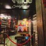 María Gabriela de Faría Instagram – El regalo de la expansión creativa.

@elomat1 nos llevó a conocer @wildesunglasses .
A saludar a su amigo Cao de quien tanto nos ha hablado.
Cao tiene un espacio artístico impresionante.
No hace lentes, hace amuletos. 
De los que te pones y son los lentes de sol más cool del planeta, y de los que te llevas pegados al alma.

Pasamos un rato largo admirando a Cao, su proyecto, su espacio, su historia, sus Wild Music Sessions, y salimos elevados.

Llegamos a casa de Elo y Chris cogió el piano y se puso a tocar.
Chris nunca había tocado el piano en diez años que tengo viviendo con el. 
Yo hice algunos garabatos con los marcadores de Martin.
Parece poco pero no es. 
Es el resultado de conectar con la energía pura de la fuente, de seguir la corriente de las antenas que nos unen y de abrirnos.
Que no es fácil.

Que vivan los amigos como @elomat1 que procuran la expansión cultural y energética.
Que viva Cao y su necesidad agobiante de crear magia.
Que viva la vida.

Como dice @valerielollett , el juego cada vez se pone mejor ✨ Madrid, Spain
