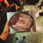 María Gabriela de Faría Instagram – El regalo de la expansión creativa.

@elomat1 nos llevó a conocer @wildesunglasses .
A saludar a su amigo Cao de quien tanto nos ha hablado.
Cao tiene un espacio artístico impresionante.
No hace lentes, hace amuletos. 
De los que te pones y son los lentes de sol más cool del planeta, y de los que te llevas pegados al alma.

Pasamos un rato largo admirando a Cao, su proyecto, su espacio, su historia, sus Wild Music Sessions, y salimos elevados.

Llegamos a casa de Elo y Chris cogió el piano y se puso a tocar.
Chris nunca había tocado el piano en diez años que tengo viviendo con el. 
Yo hice algunos garabatos con los marcadores de Martin.
Parece poco pero no es. 
Es el resultado de conectar con la energía pura de la fuente, de seguir la corriente de las antenas que nos unen y de abrirnos.
Que no es fácil.

Que vivan los amigos como @elomat1 que procuran la expansión cultural y energética.
Que viva Cao y su necesidad agobiante de crear magia.
Que viva la vida.

Como dice @valerielollett , el juego cada vez se pone mejor ✨ Madrid, Spain