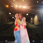 María Gabriela de Faría Instagram - Las mujeres de Juan. Que manera de conseguir a las actrices perfectas para esta obra. Elba te hace flotar cada vez que aparece sobre el escenario. Es perfecta. Mariaca te revuelca como un huracán apenas la ves. Es perfecta. Elysia es un rayo de luz tan poderoso que ciega. Es perfecta. Verlas. Inspirarme. Reír con ustedes. Llorar con ustedes. Maravillarme. Admirarlas eternamente. Repetir. Que fortuna verlas regalarnos su don todas las semanas. Las veo y ustedes son todo lo que aspiro ser como profesional y como mujer. Me voy inspirada y agradecida por el privilegio que ha sido verlas hacer lo que mejor saben hacer. Gracias, mujeres. Gracias, amigas. Son enormes. Miami, Florida