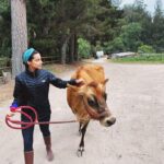 María Gabriela de Faría Instagram – #TBT of the first time I milked a cow 🐮

Back in 2020 Julia and Ryan from @blooming.energy invited Chris and I to stay at the farm (@dare2dreamfarms ) and work on the land for as long as we wanted to.
I left that place a different person and I will always be eternally grateful to them for giving me perspective.
The cow pooped on me, of course.
The chickens kept running into absolute death, don’t ask me why.
The goats threw parties whenever we weren’t looking. 
Poop, food scraps and all that organic “waste” was gold.
We found corpses of animals all around and I finally understood there’s not life (or food) without death.

I went there a city vegan and I left with a huge identity crisis 🤣 but convinced that my personal path was caring about the how more than the what.
How you eat vs what you eat.

Controversial topic.
Life expanding identity crisis for me ❤️
•
•
•
#TBT de la primera vez que ordeñé una vaca 🐮

En el 2020, Julia y Ryan de @blooming.energy nos invitaron a Chris y a mí a quedarnos en la granja y trabajar en la tierra todo el tiempo que quisiéramos.
Me fui de ese lugar como una persona diferente y siempre les estaré eternamente agradecida por regalarme perspectiva.

La vaca se me cagó encima, por supuesto.
Las gallinas corrían hacia la muerte absoluta todo el tiempo, no me pregunten por qué.
Las cabras hacían fiestas cuando no mirábamos.
La caca, los restos de comida y todos esos “desechos” orgánicos eran oro.
Encontramos cadáveres de animales por todas partes y finalmente entendí que no hay vida (ni comida) sin muerte.

Entré a la granja vegana de ciudad y salí con una crisis de identidad enorme 🤣 pero convencida de que mi camino personal era preocuparme/ocuparme por el cómo más que por el qué.
Cómo comes versus qué comes.

Tema controversial.
La crisis existencial que me expandió ❤️