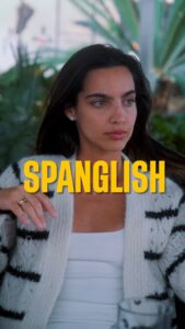 María Gabriela de Faría Instagram - 🏡SPANGLISH🏡 Un día creces diciendo esternocleidomastoideo y al otro día no recuerdas como se dice wall. El espanglish es un peo… todo el mundo lo sabe. ¿Cuál es esa palabra en español que de repente se te perdió? Mándaselo a un amig@ que se siente American citizen.