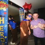 María Gabriela de Faría Instagram - Soy la favorita de Dios. Cuando tenia 15 años protagonicé la primera serie original de Nickelodeon Latin America. Detalles sobran pero basta decir que fue candela. En pleno crecimiento. Perdida como buena adolescente. Mucha fama. Aún más responsabilidad. Estoy convencida de que esos años turbulentos salieron bien porque contaba con tres compañeros de trabajo mayores que yo, mis co-protagonistas, que se encargaron de protegerme por años, de guiarme sin descanso incluso cuando no quería escucharlos. 15 años después seguimos amándonos. 15 años después me organizan una despedida de la ciudad de Miami con temática de súper héroe porque ellos están más emocionados que yo. 15 años después puedo afirmar que estoy aquí gracias a ellos. Importa muy poquito que pase afuera. Mi mayor éxito son mis afectos. Mi mayor tesoro es mi familia escogida. Willy, Mica, Mile, Luis, Jean, Tati, Catha… TKM ❤️ para toda la vida. Miami, Florida