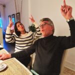 María Gabriela de Faría Instagram - Veo estas fotos y me conmuevo. Vale, que soy de fácil llanto, lo sé, no me engaño. Pero voy volando de Múnich a Los Angeles después de pasar 20 días en Madrid y ver estas fotos me confirma lo que he escrito antes, que Dios me ama. Dios me ama porque me hizo enamorarme de mi esposo cuando recién acababa de cumplir veinte años. Dios me ama porque el también se enamoró de mi. Pero hoy confirmo que Dios realmente me ama cuando me siento parte de esta familia, de su familia, de mi familia. Los McGaffney. Multiculturales, aventureros, complejos, divertidos, inteligentes, generosos, y con un sentido del humor que tomó tiempo pero que he asumido como propio y es de mis cosas favoritas. Me aman y los amo. Me cuidan y los cuido. Estar con ellos es fácil, ¿con nosotros? Claro que somos nosotros. Porque respetarnos, protegernos y querernos es una decisión que hemos tomado todos los días. Es el ejemplo que me han dado y que he tenido el privilegio de llevar a la práctica a través de esta última década. Este viaje fue una maravilla. Dios me regaló el amor de cerca de mi segunda suegra (¡tengo dos!) y un amuleto con su bendición que llevo en el pecho para mi próxima aventura. Me regaló disfrutar a mi suegro como nunca. Verlo y ver a mi esposo. Verlo y disfrutar cada segundo con ese señor fantástico que toda la ciudad ama. Me regaló disfrutar a mi cuñada y a mis sobrinas que están mas grandes que yo. Mujeres hermosas y valientes. Me regaló @lacuchararestaurante , Ivanhova, Yiyi, Ivan, Mafe, Ivanha, Martina… Si el avión se queda sin gasolina ahora mismo, estoy convencida de que puedo llevar a esta ballena voladora que nos transporta en su panza, hasta los Angeles, con facilidad. A punta de puro amor. ✈️❤️🇪🇸 Gracias totales. Madrid, Spain