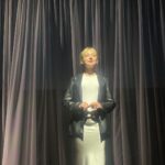 María Gabriela de Faría Instagram - Las mujeres de Juan. Que manera de conseguir a las actrices perfectas para esta obra. Elba te hace flotar cada vez que aparece sobre el escenario. Es perfecta. Mariaca te revuelca como un huracán apenas la ves. Es perfecta. Elysia es un rayo de luz tan poderoso que ciega. Es perfecta. Verlas. Inspirarme. Reír con ustedes. Llorar con ustedes. Maravillarme. Admirarlas eternamente. Repetir. Que fortuna verlas regalarnos su don todas las semanas. Las veo y ustedes son todo lo que aspiro ser como profesional y como mujer. Me voy inspirada y agradecida por el privilegio que ha sido verlas hacer lo que mejor saben hacer. Gracias, mujeres. Gracias, amigas. Son enormes. Miami, Florida