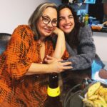 María Gabriela de Faría Instagram - Las mujeres de Juan. Que manera de conseguir a las actrices perfectas para esta obra. Elba te hace flotar cada vez que aparece sobre el escenario. Es perfecta. Mariaca te revuelca como un huracán apenas la ves. Es perfecta. Elysia es un rayo de luz tan poderoso que ciega. Es perfecta. Verlas. Inspirarme. Reír con ustedes. Llorar con ustedes. Maravillarme. Admirarlas eternamente. Repetir. Que fortuna verlas regalarnos su don todas las semanas. Las veo y ustedes son todo lo que aspiro ser como profesional y como mujer. Me voy inspirada y agradecida por el privilegio que ha sido verlas hacer lo que mejor saben hacer. Gracias, mujeres. Gracias, amigas. Son enormes. Miami, Florida