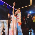 María Gabriela de Faría Instagram - Las mujeres de Juan. Que manera de conseguir a las actrices perfectas para esta obra. Elba te hace flotar cada vez que aparece sobre el escenario. Es perfecta. Mariaca te revuelca como un huracán apenas la ves. Es perfecta. Elysia es un rayo de luz tan poderoso que ciega. Es perfecta. Verlas. Inspirarme. Reír con ustedes. Llorar con ustedes. Maravillarme. Admirarlas eternamente. Repetir. Que fortuna verlas regalarnos su don todas las semanas. Las veo y ustedes son todo lo que aspiro ser como profesional y como mujer. Me voy inspirada y agradecida por el privilegio que ha sido verlas hacer lo que mejor saben hacer. Gracias, mujeres. Gracias, amigas. Son enormes. Miami, Florida