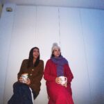 María Gabriela de Faría Instagram - Eloísa es mi hermana. Emprendimos esta hermandad por decisión propia. Decidimos jugar a las mejores amigas de adultas, cuando uno ya no tiene tiempo ni espacio para esas cosas. Nos conocimos rotas, de diferentes maneras, y nos hemos ido juntando los pedazos a través de los años. Hemos sido veganas, carnívoras, yoguis, cristianas, exitosas, perdedoras, generosas, tiranas… Juntas. Me ha recibido por 20 días en su hogar en Madrid para Navidad. Pensamos que sería una experiencia y terminó siendo otra. Su hijo que está al borde de la adolescencia me ha tomado la mano para cruzar la calle, me ha prestado sus colores, le ha dicho: “que bueno que Gaby está aquí”. Y yo pensaba: “que bueno que ustedes están aquí, siempre.” Viven a más de nueve mil kilómetros de distancia y eso me dio miedo al principio. No confiaba en nuestro vínculo, ¿quizá?. Le tengo pánico a la lejanía, a la soledad, a que se enfríen las cosas. Pero he pasado 20 días en su casa y puedo confirmar que nuestra historia recién empieza. Que la amistad se transforma con nosotras, y me atrevo, de a poco, a mirar sin miedo al futuro que nos espera. Me entusiasma su camino, sus próximos pasos, porque me inspira y empodera su terquedad de no conformarse con lo conocido. De cagarse de miedo pero hacer lo que sabe que tiene que hacer. De mirar lo que yo no me atrevo a mirar. En 20 días regresó a mi vida los vegetales y la literatura y me demostró que ser testigo de las partes más crudas de alguien que amo con todo mi corazón es un privilegio que puedo sostener sin quebrarme. Nos amo. Mucho. Y esta es una carta de amor a todas las amistades tercas que superan el paso del tiempo y las distancias mortales. A las mujeres valientes que vinieron antes. A nuestras madres. A Susana y a Gabriela. Por traernos hasta aquí. A Elo y a Gaby, por decidir quererse todos los días de la vida hasta que seamos las viejitas más cool y fashion de la historia del planeta. Porque antes muertas que sencillas. 👯‍♀️🧞‍♀️👸🏻💄🚀🪄🦄 Madrid, Spain