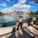 María Gabriela de Faría Instagram - Dios me ama. Es una frase que repito bastante. No se cuando empecé a decirla. Cada vez que me hago consciente de alguna bendición, una “casualidad” feliz, reconozco de donde viene y lo digo en voz alta: “Dios me ama”. Y se lo digo a mis amigos, también, cuando reconozco sus “casualidades felices”. Crecí en colegio católico y en el proceso, en la dogma, en la culpa, en el humano metiendo su mano, “perdí” a Dios. Me parecía poco inteligente la Fe. Poco científico todo. Me parecía débil necesitar a algo más grande que yo para sobrevivir. Ahora mismo me parece todo lo contrario. Eventualmente necesité a Dios. Lo busqué en un montón de lugares donde no lo encontré. Lugares espiritualmente “cool”. No quería decirle Dios, “universo” me parecía más elevado 😅. Así que hice el esfuerzo consciente de volverme a adueñar de la palabra y quitarle el tabú autoimpuesto. Y resulta que aunque yo “perdiera” a Dios, Dios no me perdió a mi. El nunca pierde a nadie y nadie nunca está perdido del todo. Dios me ama y te ama. Y el pana es super cool. Y te lo digo y me lo digo, porque soy humano y se me olvida. Contar las bendiciones, las “Diosidencias” como dice Sindy (@soypandoracr ), decirlas en voz alta, ha sido la herramienta más efectiva para verlo en todos lados. Y una vez lo ves, como dicen por ahí, no puedes dejar de verlo. 📸 de @elomat1 a quien le repetí la frase un millón de veces en los últimos 20 días ❤️ Madrid, Spain