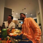 María Gabriela de Faría Instagram - •Esta cena. •La familia de @mariacasemprun . •Miami que nos abraza. •Juan, Simón, The Duel, Superman y todos nuestros hijos artísticos que florecen, finalmente. •El año mas difícil que no ha dado los frutos más jugosos. •Ver a mi esposo en el escenario. •Mi red de apoyo, mis amigos. •Mi relación con Dios. •Mi familia sana. •Mis gatos. •McGaffney, siempre. Gracias, gracias, gracias. 🍁❤️ Miami, Florida