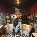 María Gabriela de Faría Instagram – El regalo de la expansión creativa.

@elomat1 nos llevó a conocer @wildesunglasses .
A saludar a su amigo Cao de quien tanto nos ha hablado.
Cao tiene un espacio artístico impresionante.
No hace lentes, hace amuletos. 
De los que te pones y son los lentes de sol más cool del planeta, y de los que te llevas pegados al alma.

Pasamos un rato largo admirando a Cao, su proyecto, su espacio, su historia, sus Wild Music Sessions, y salimos elevados.

Llegamos a casa de Elo y Chris cogió el piano y se puso a tocar.
Chris nunca había tocado el piano en diez años que tengo viviendo con el. 
Yo hice algunos garabatos con los marcadores de Martin.
Parece poco pero no es. 
Es el resultado de conectar con la energía pura de la fuente, de seguir la corriente de las antenas que nos unen y de abrirnos.
Que no es fácil.

Que vivan los amigos como @elomat1 que procuran la expansión cultural y energética.
Que viva Cao y su necesidad agobiante de crear magia.
Que viva la vida.

Como dice @valerielollett , el juego cada vez se pone mejor ✨ Madrid, Spain
