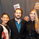 María Gabriela de Faría Instagram - #LasAventurasDeJuanPlanchard La polémica y exitosisima novela de @expressjj , la que prohibieron en Venezuela, la que la gente se pasaba caleta por PDF, la que leían en una sentada porque no podían parar… Esa novela llegó a las manos del genio intergaláctico @moiseskaufman y el resultado es un show que deja la vara muy alta para nuestro teatro. La primera obra en español de @moiseskaufman no es cualquier cosa. Estas son algunas fotos del Opening Night la semana pasada y me faltan palabras para expresar el absoluto privilegio que ha sido ver este proceso de cerca. Como actriz salto como niña chiquita con este montaje y como audiencia siento que floto de gratitud por un espectáculo así en la ciudad de Miami. Venir a ver esta obra es salir inspirado, orgulloso, removido y al mismo tiempo ligero de las carcajadas que abundan que cada función. La vida, el arte, está obra, este equipo… 👏🏻 Las funciones son de Miércoles a Domingo en el #ColonyTheater de #MiamiBeach y las 🎟️ las pueden conseguir en el perfil de @miaminewdrama o en el link en mi bio 🎭 Miami Beach, Florida