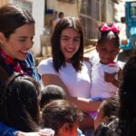 María Gabriela de Faría Instagram - Somos #MadeInPetare Petare es un barrio en Caracas, ciudad donde nací y me crie. Petare es el barrio donde nació y creció mi madre. Petare es uno de los barrios más grandes del planeta y uno de los más peligrosos del mundo. En Petare hay miles de niños que no tienen recursos para comer, muchos de ellos, ni una vez al día. Por eso @unparporunsueno y @madeinpetare existen. Ambas organizaciones trabajan en conjunto para alimentar a cientos de niños diariamente en los distintos comedores que tienen en todo Petare. [Aunque su labor es mucho más extensa] Hoy me siento muy honrada de anunciarles que a partir de hoy soy madrina del comedor Las Casitas. Esto significa que tengo mucho trabajo por hacer para asegurarme que los niños de este comedor tengan acceso a comida, salud, educación y entretenimiento constructivo. Pero por ahora, solo les pido que le echen un ojo a @unparporunsueno y a @madeinpetare ❤️ Porque todos podemos ser un súper héroe para nuestros niños que tanto nos necesitan 🦹🏻‍♀️