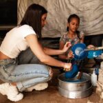 María Gabriela de Faría Instagram - Somos #MadeInPetare Petare es un barrio en Caracas, ciudad donde nací y me crie. Petare es el barrio donde nació y creció mi madre. Petare es uno de los barrios más grandes del planeta y uno de los más peligrosos del mundo. En Petare hay miles de niños que no tienen recursos para comer, muchos de ellos, ni una vez al día. Por eso @unparporunsueno y @madeinpetare existen. Ambas organizaciones trabajan en conjunto para alimentar a cientos de niños diariamente en los distintos comedores que tienen en todo Petare. [Aunque su labor es mucho más extensa] Hoy me siento muy honrada de anunciarles que a partir de hoy soy madrina del comedor Las Casitas. Esto significa que tengo mucho trabajo por hacer para asegurarme que los niños de este comedor tengan acceso a comida, salud, educación y entretenimiento constructivo. Pero por ahora, solo les pido que le echen un ojo a @unparporunsueno y a @madeinpetare ❤️ Porque todos podemos ser un súper héroe para nuestros niños que tanto nos necesitan 🦹🏻‍♀️