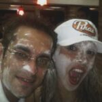 María Gabriela de Faría Instagram - ¡Hoy es día de celebración! @pikasrestaurant , nuestro negocio familiar, cumple 13 años. Pika’s nació de la necesidad. De un momento muy difícil familiar donde no sabíamos dónde íbamos a parar. Nació de un momento de oscuridad donde te ves forzado a buscar y a encontrar la luz para sobrevivir. Mis papás se arriesgaron a construir este sueño sin garantías y con todas las de perder. Pero confiaron en ellos mismos a través de los años donde el cuerpo no les daba más y la cuenta bancaria menos. Y fueron tejiendo en sus sueños, los sueños de todos los demás que formamos parte de Pika’s de una manera u otra. Sin saberlo. Sin poder planearlo. Porque la realidad es que no podemos iluminar a nadie, tenemos que iluminarnos nosotros para demostrarle a los demás que esa luz existe y que es nuestra responsabilidad encenderla. Estos 13 años me han demostrado que tengo una reserva inagotable de luz, incluso cuando no consigo el interruptor. Que soy capaz. Que somos capaces. Y que la vida es de los que se atreven. Gracias @pikasrestaurant . Gracias papás @thefariatony y @gabyfit Gracias Maria Gabriela de 17 años por no dudar en lanzarte por ese tobogán que te proponían tus papás por el bienestar de la familia. Gracias a todos los que forman parte de esta familia. Si están en Caracas hoy, vayan a celebrar a Pika’s y abracen a mi familia por mi ❤️ Caracas, Venezuela