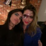 María Gabriela de Faría Instagram – ¡Es media noche en España y hay fiesta en todo el planeta!

Mi hermana cumple años.
Ella existe.
La amo y me ama.
Y mi vida, y la de tantísimos, es infinitamente más rica y más divertida porque ella existe.

Tuve que haber hecho algo muy bueno para que Dios nos regalara la dicha de enamorarnos en esa fiesta salvaje donde le sangraban los pies de tanto bailar.
Porque ella es así.
Candela.
Le gusta caminar por el medio como se goza extremos.
¡Y es que ella lo lleva todo tan bien!

Eloísa Susana, mi deseo para ti ya lo vives.
¿Y lo que viene? No hace falta deseartelo porque te lo estás currando y lo estás logrando. 

Te amo como Buzz Lightyear. 
Feliz vida, hermana mía.