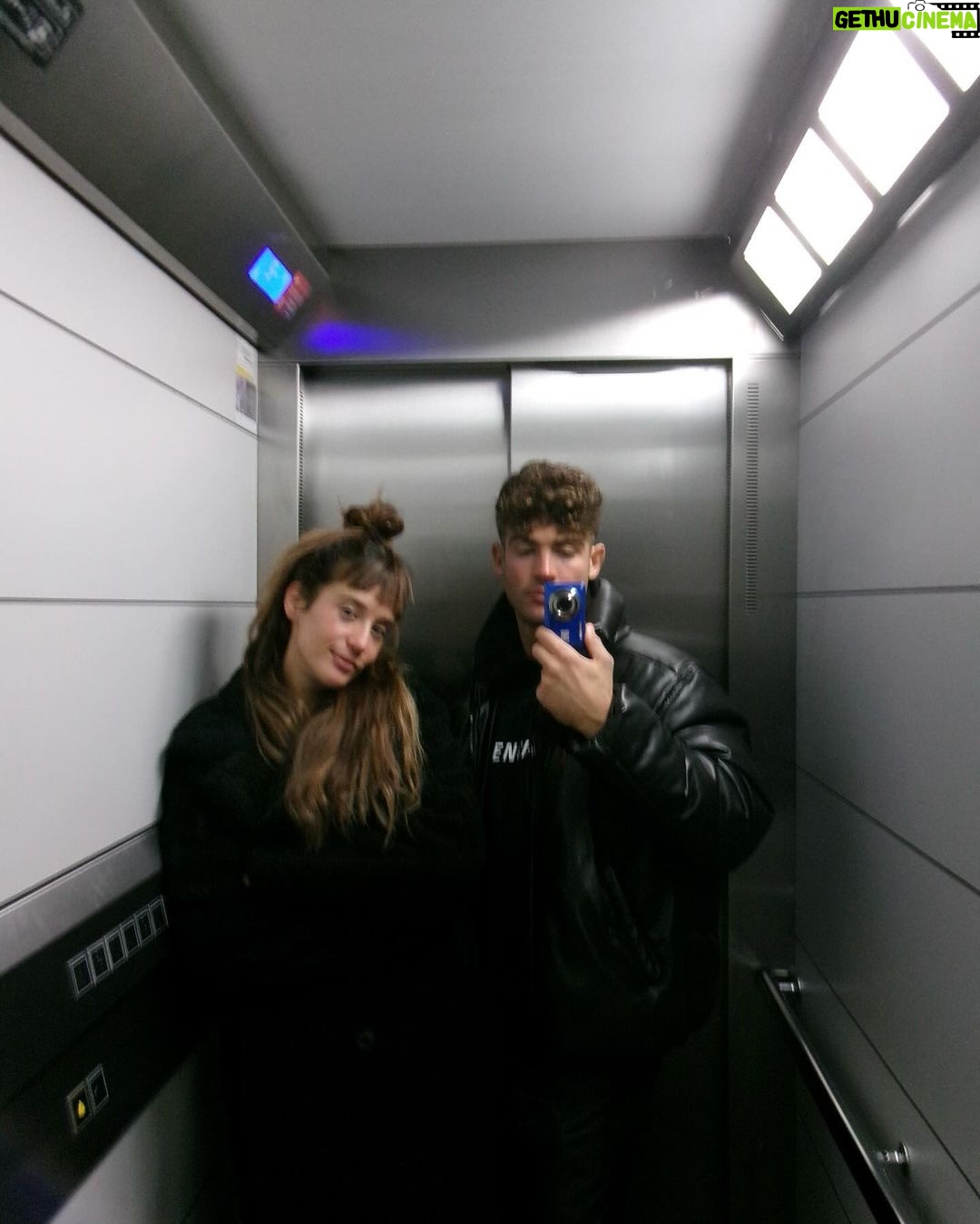 María Pedraza Instagram - gracias @feelfree_rentals por una despedida de año rodeada de nieve 🤍🦋🥂🥲 Baqueira - Beret (Vall d'Aran)