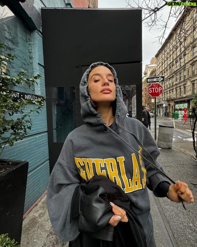 María Pedraza Instagram - ny con gente bonita 🗽🗽✨🥹🖤🍔🫶🏻 New York City, NY USA