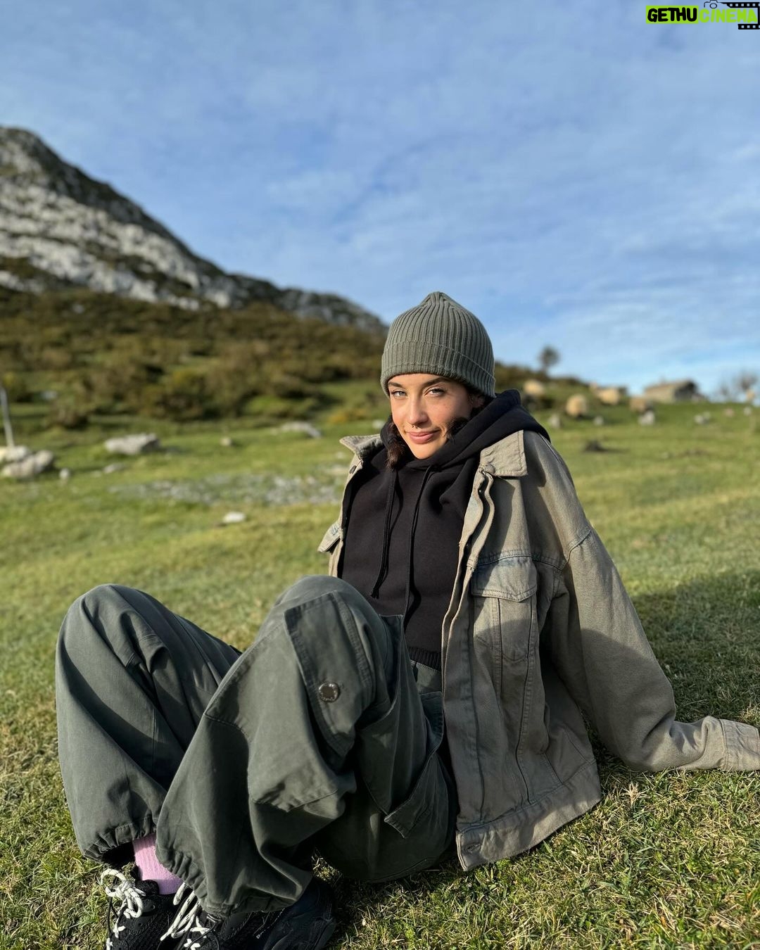 María Pedraza Instagram - ✨🚠🏔️🫶🏻🫧🐑🖤 Lagos de Covadonga