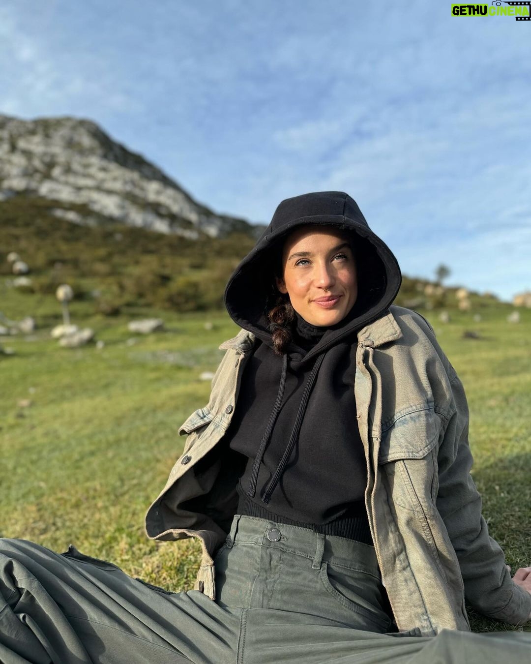 María Pedraza Instagram - ✨🚠🏔️🫶🏻🫧🐑🖤 Lagos de Covadonga