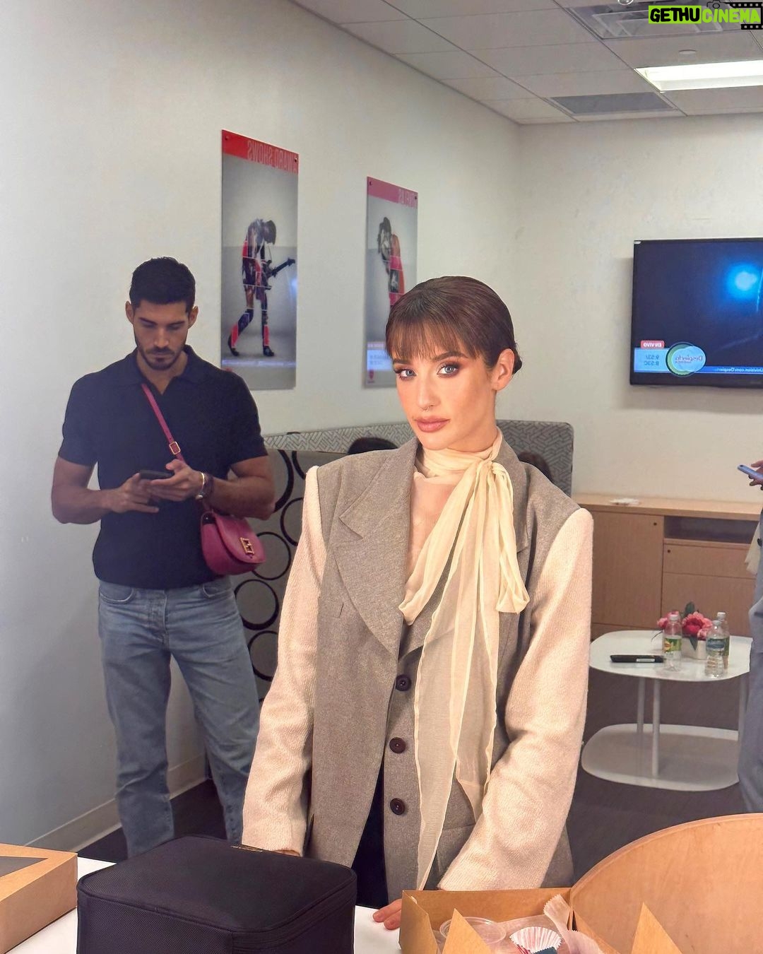 María Pedraza Instagram - once upon a time in Miami ✨🌴🌞 presentando “Awareness” 🥹🥹🥹 en @primevideoes Miami, FL, USA