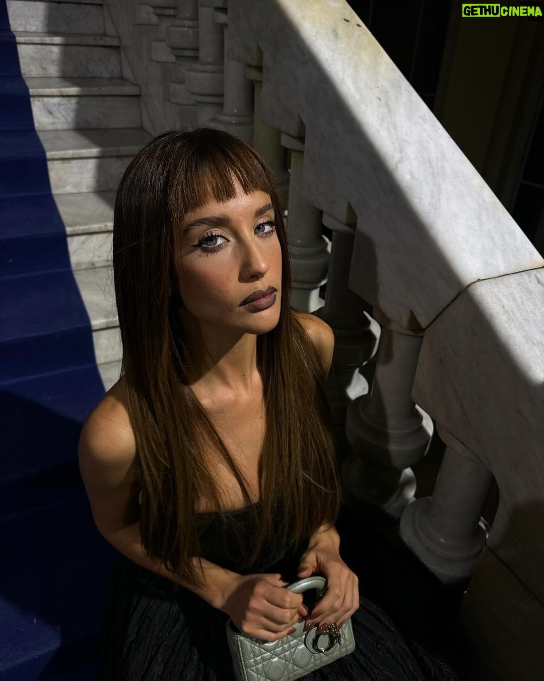María Pedraza Instagram - ayer en #LaSociedadDeLaNieve con @dior make up & hair @ivangomez 🫶🏻🖤 @chanel.beauty