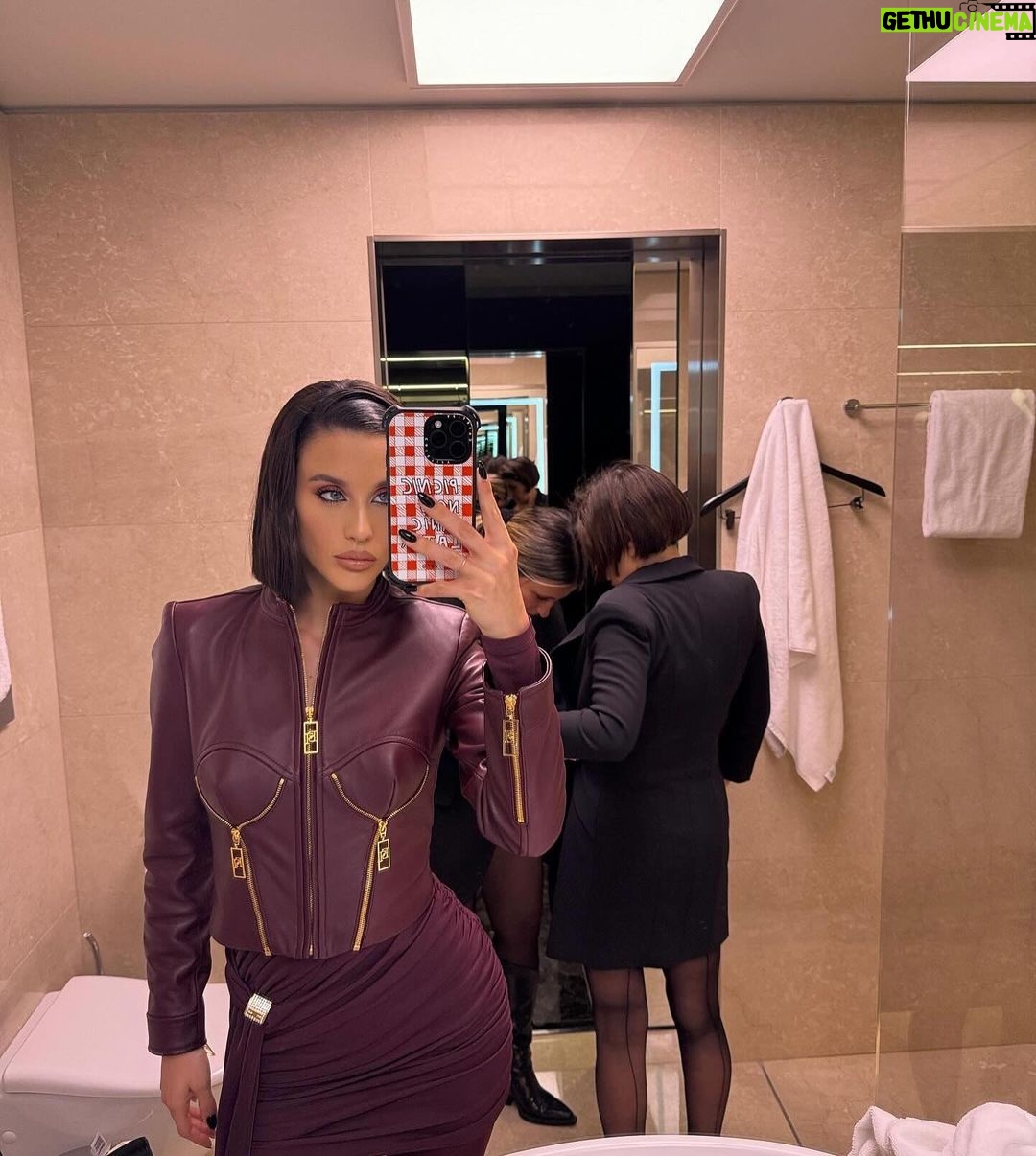 María Pedraza Instagram - 🥀🥀🥀 Milan, Italy