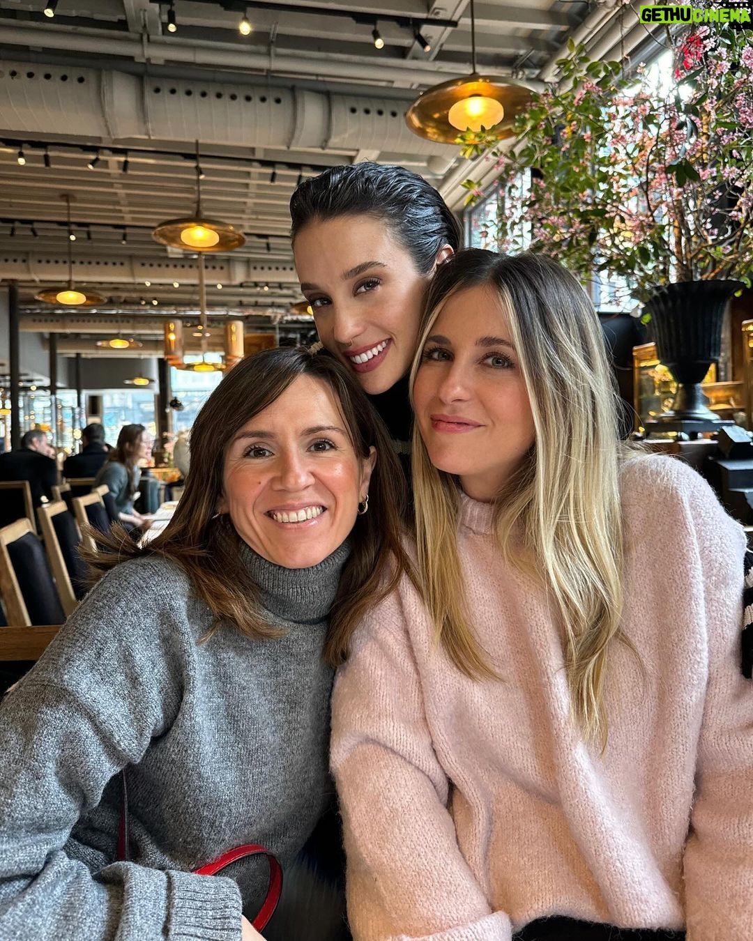 María Pedraza Instagram - ny con gente bonita 🗽🗽✨🥹🖤🍔🫶🏻 New York City, NY USA