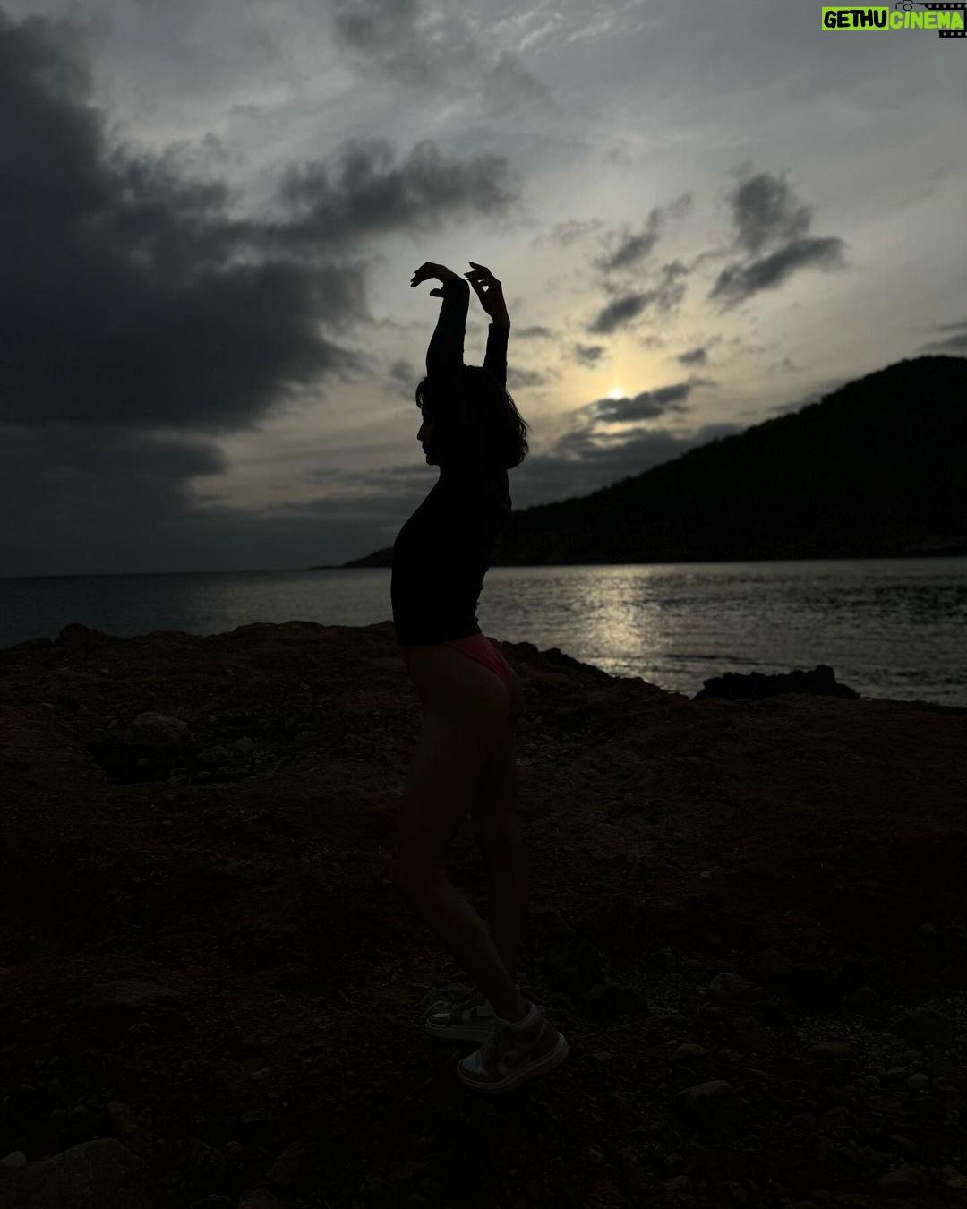 María Pedraza - 325.5K Likes - living a wild january