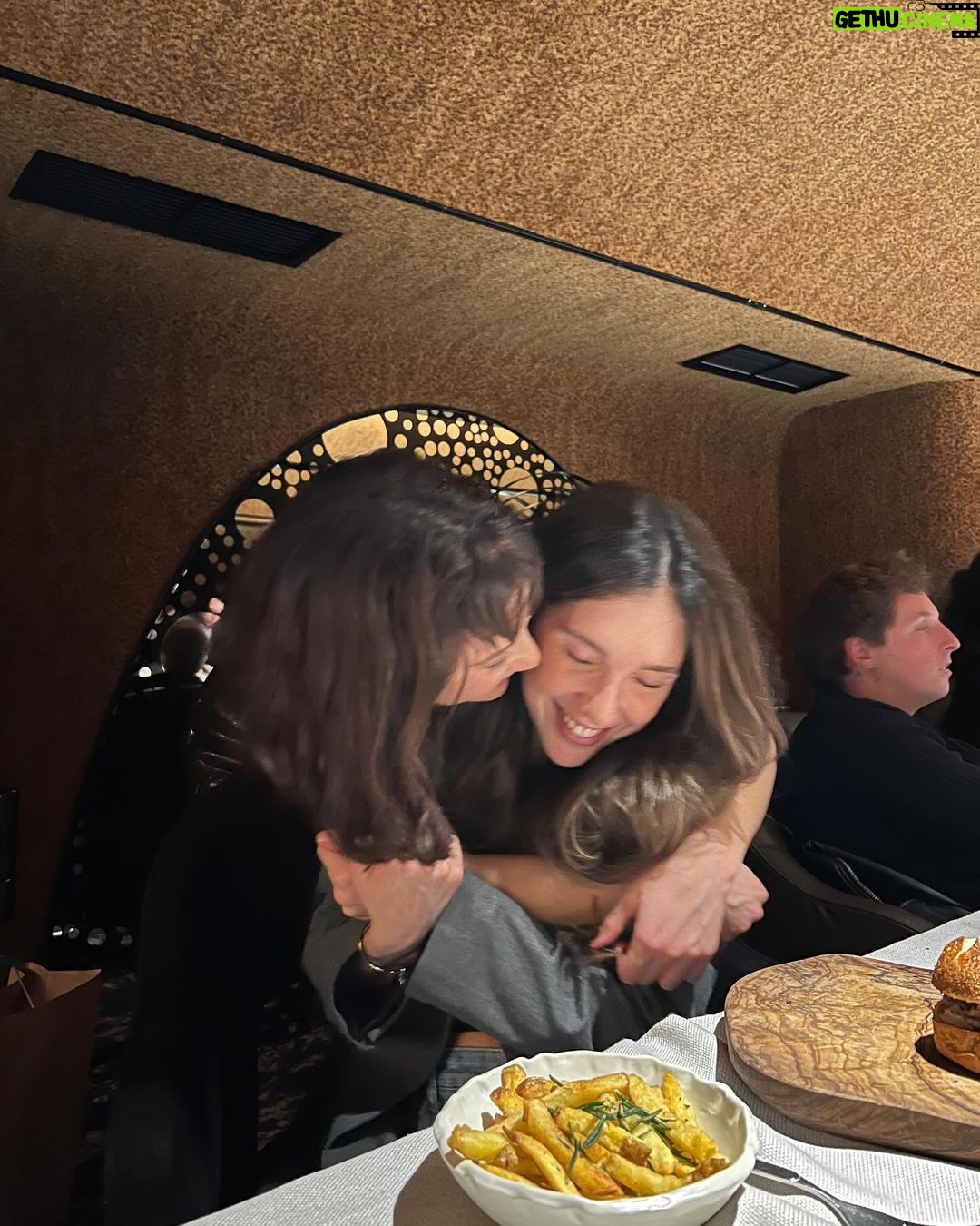 María Pedraza Instagram - me faltarían mil post para contar el día de ayer. Gracias 28🫶🏻🥲🖤🎂🪅✨✨✨✨✨ Happy Birthday to Me