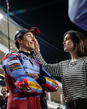 Marc Márquez Instagram - Luces, cámara… y mañana empieza la acción! 🎬✊🏼

#MM93 #QatarGP