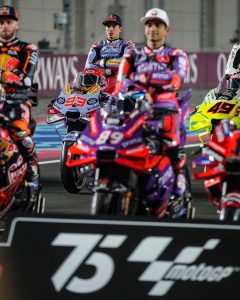 Marc Márquez Instagram - Luces, cámara… y mañana empieza la acción! 🎬✊🏼 #MM93 #QatarGP Losail International Circuit