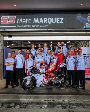 Marc Márquez Instagram - Luces, cámara… y mañana empieza la acción! 🎬✊🏼

#MM93 #QatarGP