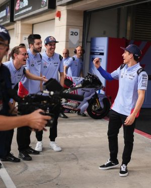 Marc Márquez Instagram - Luces, cámara… y mañana empieza la acción! 🎬✊🏼

#MM93 #QatarGP