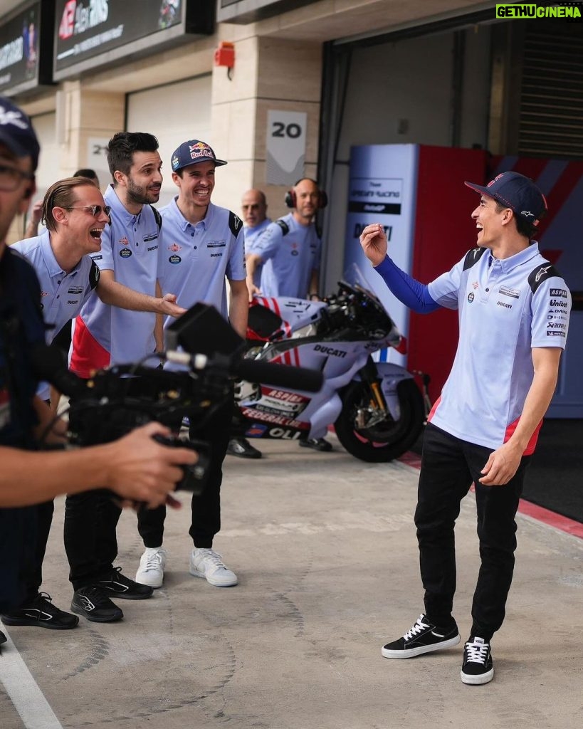 Marc Márquez Instagram - Luces, cámara… y mañana empieza la acción! 🎬✊🏼 #MM93 #QatarGP Losail International Circuit
