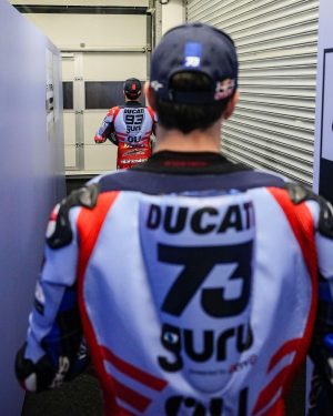 Marc Márquez Instagram - Luces, cámara… y mañana empieza la acción! 🎬✊🏼

#MM93 #QatarGP