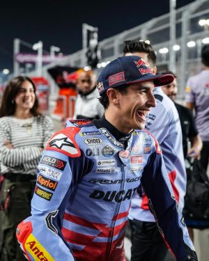 Marc Márquez Instagram - Luces, cámara… y mañana empieza la acción! 🎬✊🏼

#MM93 #QatarGP