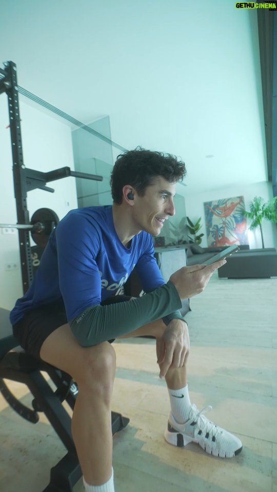 Marc Márquez Instagram - Últimos entrenos antes de empezar la temporada con mis #GalaxyBuds2 Pro y el #GalaxyS24 Ultra. ✌️ La funcionalidad Live Translate traduce la conversación de manera simultánea y hace que la comunicación con el equipo sea más directa y sencilla! 😉 #GalaxyAI #publi