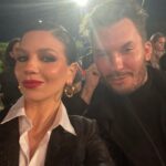 Marcela Kloosterboer Instagram - Anoche en el mega desfile de @fabianzittaofficial Felicitaciones!! Un lujo 🙌🏻 ——— Gracias siempre a este equipo que la rompe 🫶🏼 St @anitakorman @bymillie.bressi Pelo @nacholopezfagalde Make up @micaelaroza @frumboliestudio Look @fabianzittaofficial Zapatos @lachicadelosstilettos Accesorios @fahomaba