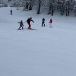 Marcela Kloosterboer Instagram - Primer día de ski! Y primera vez esquiando para Juana y Otto! Arrancó difícil pero terminó muy bien 😅🥰💪🏼⛷️❄️ Gracias @cerro_chapelco por tantos años de diversión! Ahora con nuestros hijos, un sueño cumplido 🙌🏻 1. Con juana en la alfombra mágica. 2. Fer enseñándole a Otto que a la segunda bajada ya se quería tirar solo! 3. El ice bar natural de corona! 4. La llegada a @elrefugioskilodge 5. Otto comiendo nieve 6. El paraíso donde estamos 7. Otto y su mamá 😎 8. Hoy 9. La vista desde nuestra cabaña y la nevada 10. Foto x Juana 🤩