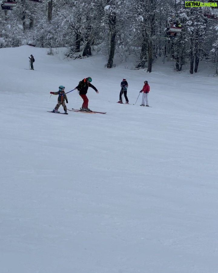 Marcela Kloosterboer Instagram - Primer día de ski! Y primera vez esquiando para Juana y Otto! Arrancó difícil pero terminó muy bien 😅🥰💪🏼⛷️❄️ Gracias @cerro_chapelco por tantos años de diversión! Ahora con nuestros hijos, un sueño cumplido 🙌🏻 1. Con juana en la alfombra mágica. 2. Fer enseñándole a Otto que a la segunda bajada ya se quería tirar solo! 3. El ice bar natural de corona! 4. La llegada a @elrefugioskilodge 5. Otto comiendo nieve 6. El paraíso donde estamos 7. Otto y su mamá 😎 8. Hoy 9. La vista desde nuestra cabaña y la nevada 10. Foto x Juana 🤩