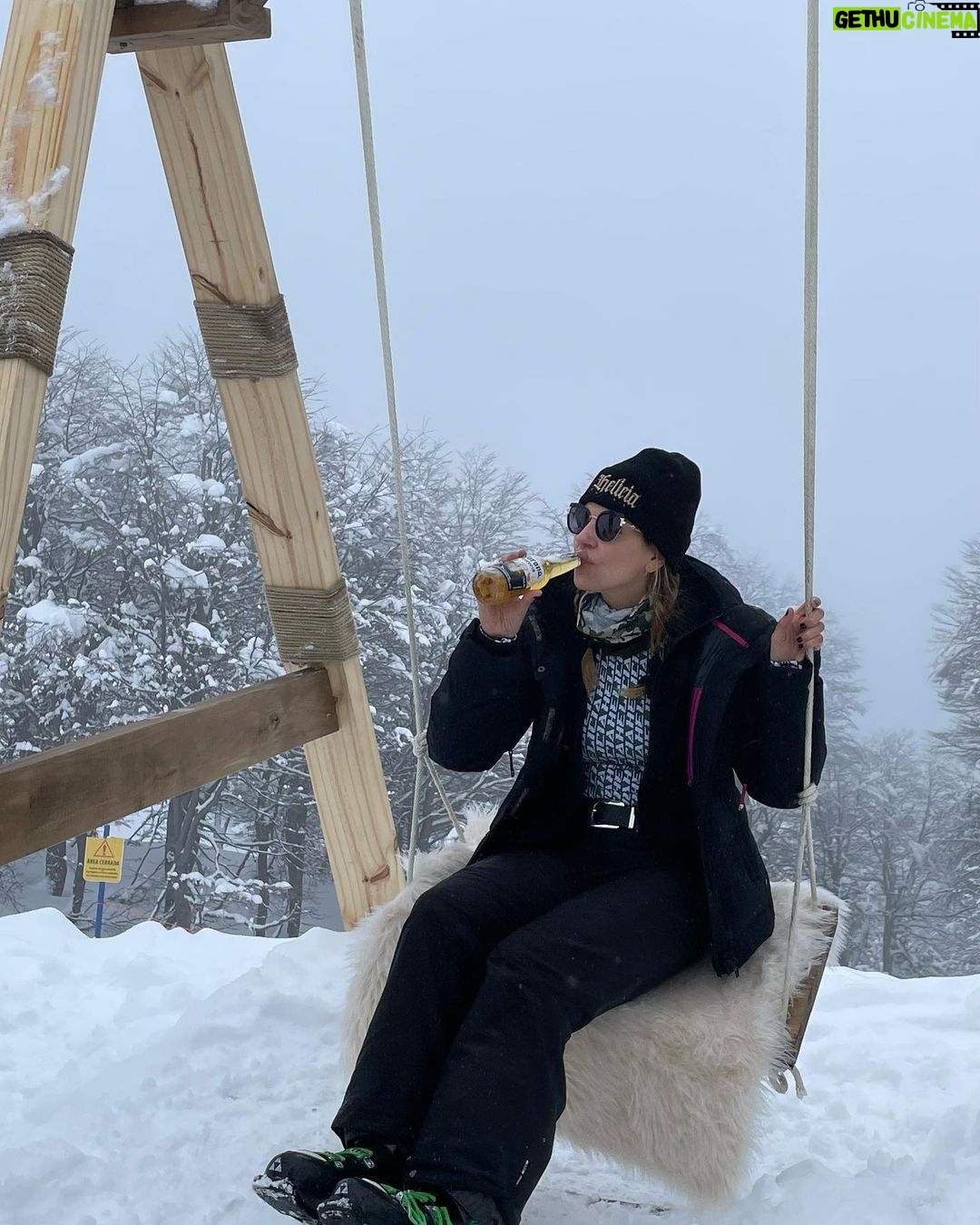Marcela Kloosterboer Instagram - Primer día de ski! Y primera vez esquiando para Juana y Otto! Arrancó difícil pero terminó muy bien 😅🥰💪🏼⛷️❄️ Gracias @cerro_chapelco por tantos años de diversión! Ahora con nuestros hijos, un sueño cumplido 🙌🏻 1. Con juana en la alfombra mágica. 2. Fer enseñándole a Otto que a la segunda bajada ya se quería tirar solo! 3. El ice bar natural de corona! 4. La llegada a @elrefugioskilodge 5. Otto comiendo nieve 6. El paraíso donde estamos 7. Otto y su mamá 😎 8. Hoy 9. La vista desde nuestra cabaña y la nevada 10. Foto x Juana 🤩