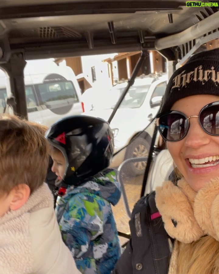 Marcela Kloosterboer Instagram - Primer día de ski! Y primera vez esquiando para Juana y Otto! Arrancó difícil pero terminó muy bien 😅🥰💪🏼⛷️❄️ Gracias @cerro_chapelco por tantos años de diversión! Ahora con nuestros hijos, un sueño cumplido 🙌🏻 1. Con juana en la alfombra mágica. 2. Fer enseñándole a Otto que a la segunda bajada ya se quería tirar solo! 3. El ice bar natural de corona! 4. La llegada a @elrefugioskilodge 5. Otto comiendo nieve 6. El paraíso donde estamos 7. Otto y su mamá 😎 8. Hoy 9. La vista desde nuestra cabaña y la nevada 10. Foto x Juana 🤩