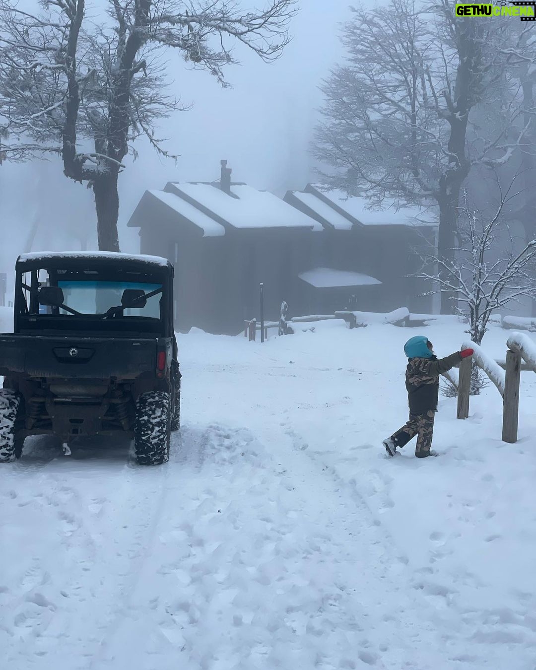 Marcela Kloosterboer Instagram - Primer día de ski! Y primera vez esquiando para Juana y Otto! Arrancó difícil pero terminó muy bien 😅🥰💪🏼⛷️❄️ Gracias @cerro_chapelco por tantos años de diversión! Ahora con nuestros hijos, un sueño cumplido 🙌🏻 1. Con juana en la alfombra mágica. 2. Fer enseñándole a Otto que a la segunda bajada ya se quería tirar solo! 3. El ice bar natural de corona! 4. La llegada a @elrefugioskilodge 5. Otto comiendo nieve 6. El paraíso donde estamos 7. Otto y su mamá 😎 8. Hoy 9. La vista desde nuestra cabaña y la nevada 10. Foto x Juana 🤩