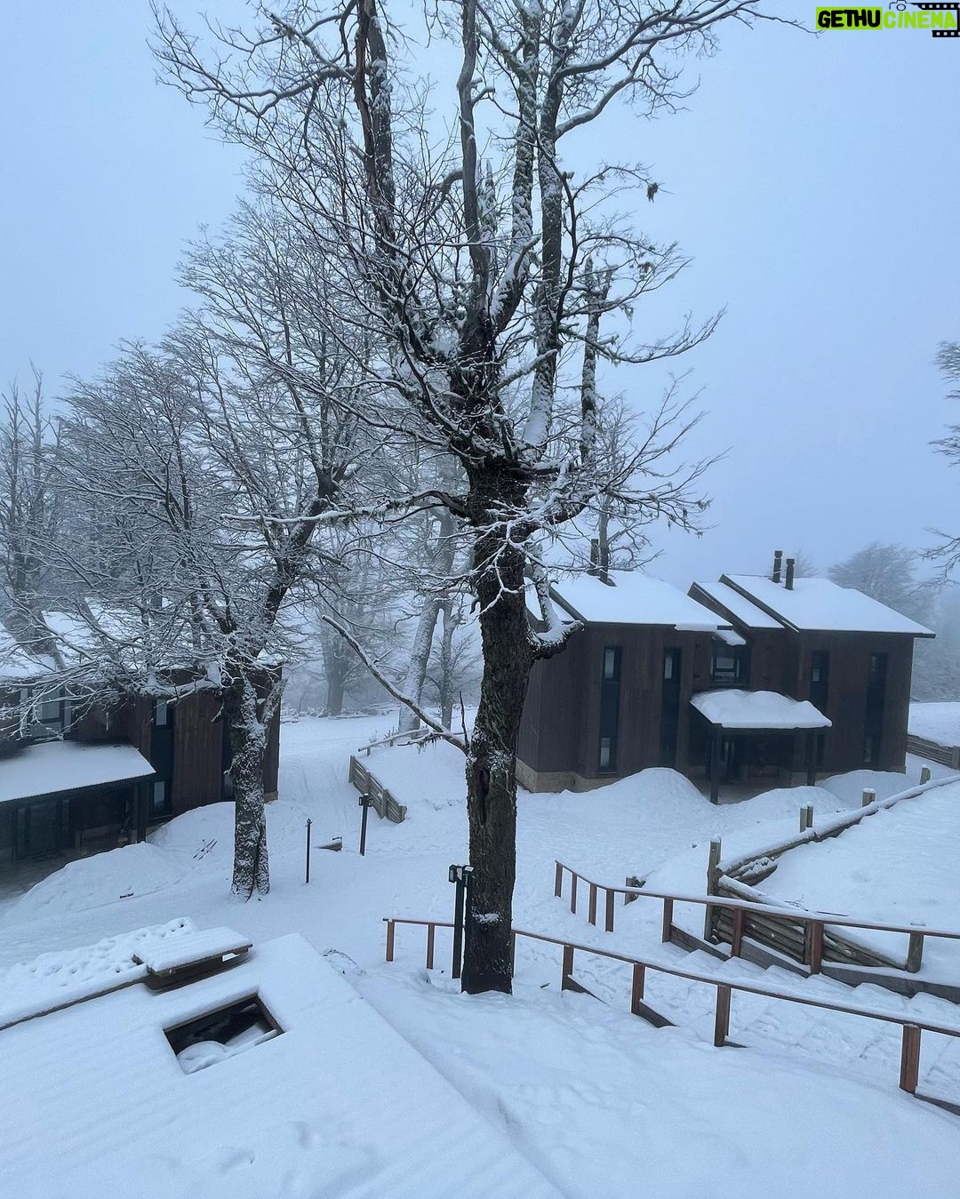 Marcela Kloosterboer Instagram - Primer día de ski! Y primera vez esquiando para Juana y Otto! Arrancó difícil pero terminó muy bien 😅🥰💪🏼⛷️❄️ Gracias @cerro_chapelco por tantos años de diversión! Ahora con nuestros hijos, un sueño cumplido 🙌🏻 1. Con juana en la alfombra mágica. 2. Fer enseñándole a Otto que a la segunda bajada ya se quería tirar solo! 3. El ice bar natural de corona! 4. La llegada a @elrefugioskilodge 5. Otto comiendo nieve 6. El paraíso donde estamos 7. Otto y su mamá 😎 8. Hoy 9. La vista desde nuestra cabaña y la nevada 10. Foto x Juana 🤩