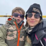 Marcela Kloosterboer Instagram - Primer día de ski! Y primera vez esquiando para Juana y Otto! Arrancó difícil pero terminó muy bien 😅🥰💪🏼⛷️❄️ Gracias @cerro_chapelco por tantos años de diversión! Ahora con nuestros hijos, un sueño cumplido 🙌🏻 1. Con juana en la alfombra mágica. 2. Fer enseñándole a Otto que a la segunda bajada ya se quería tirar solo! 3. El ice bar natural de corona! 4. La llegada a @elrefugioskilodge 5. Otto comiendo nieve 6. El paraíso donde estamos 7. Otto y su mamá 😎 8. Hoy 9. La vista desde nuestra cabaña y la nevada 10. Foto x Juana 🤩
